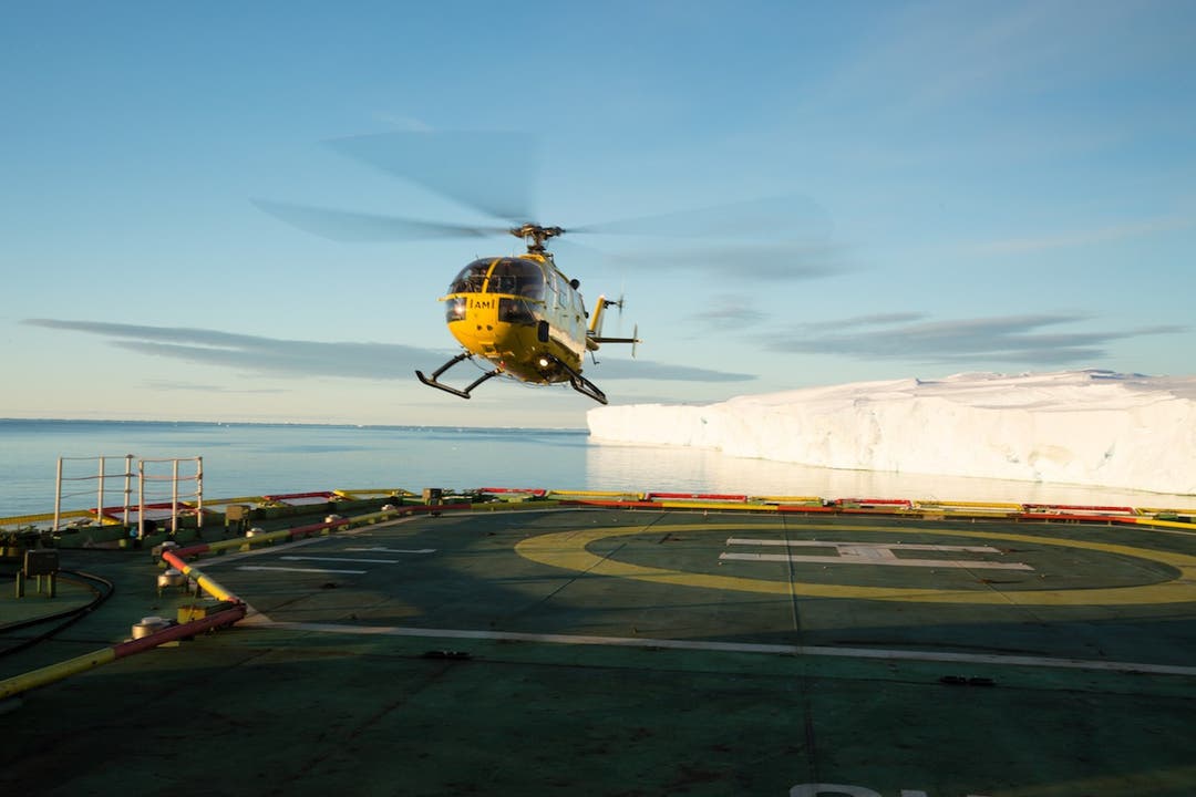 Der Helikopter dient als Taxi zwischen dem Schiff und den Forschungspositionen.