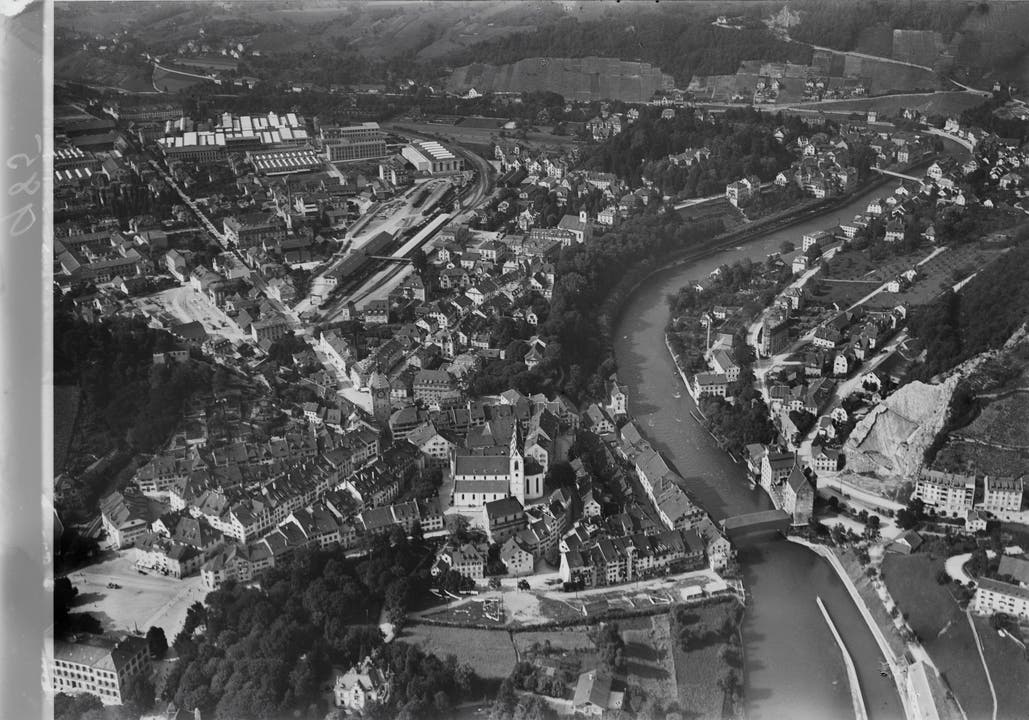Baden um 1919: im Vordergrund die mittelalterliche Brückenstadt, das moderne Baden liegt links.