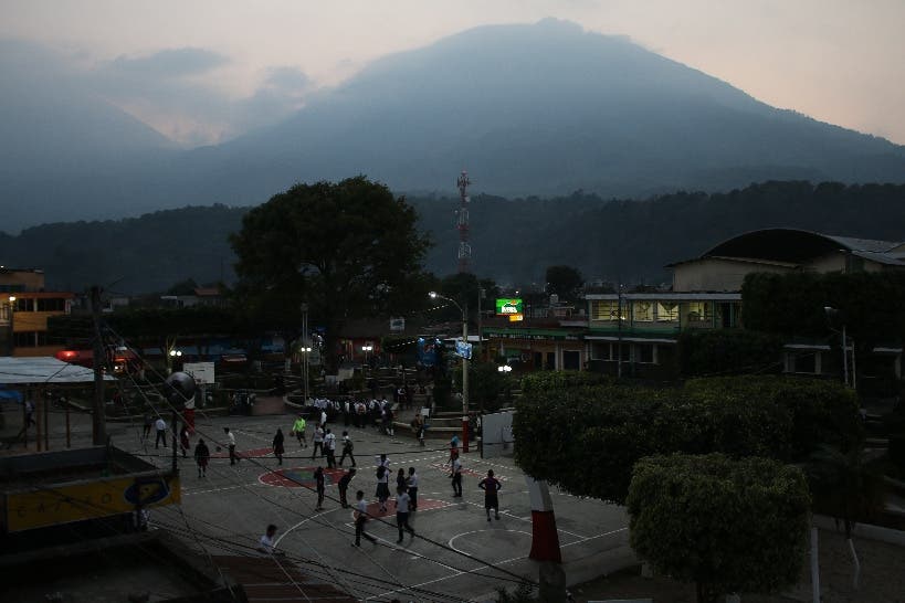 San Lucas wurde im Gegensatz zu Panajachel noch nicht von Touristen in Besitz genommen. Von hier aus wollen wir den 3537m hohen Vulkan Atitlan erklimmen