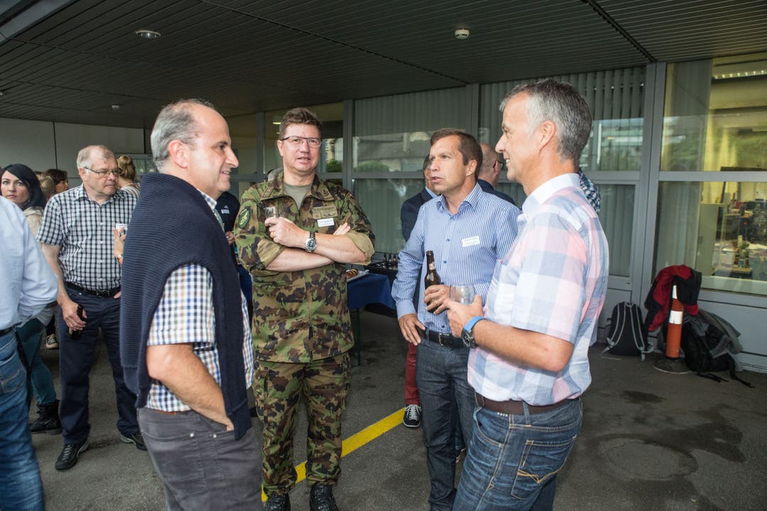 Thomas Häring (Leiter Verkauf SZ), Aldo Schellenberg (Chef Luftwaffe), Daniel Schaad (Personalchef Luftwaffe), Markus Boss (CEO Regiobank) beim Apero vor dem Medienhaus in Solothurn.