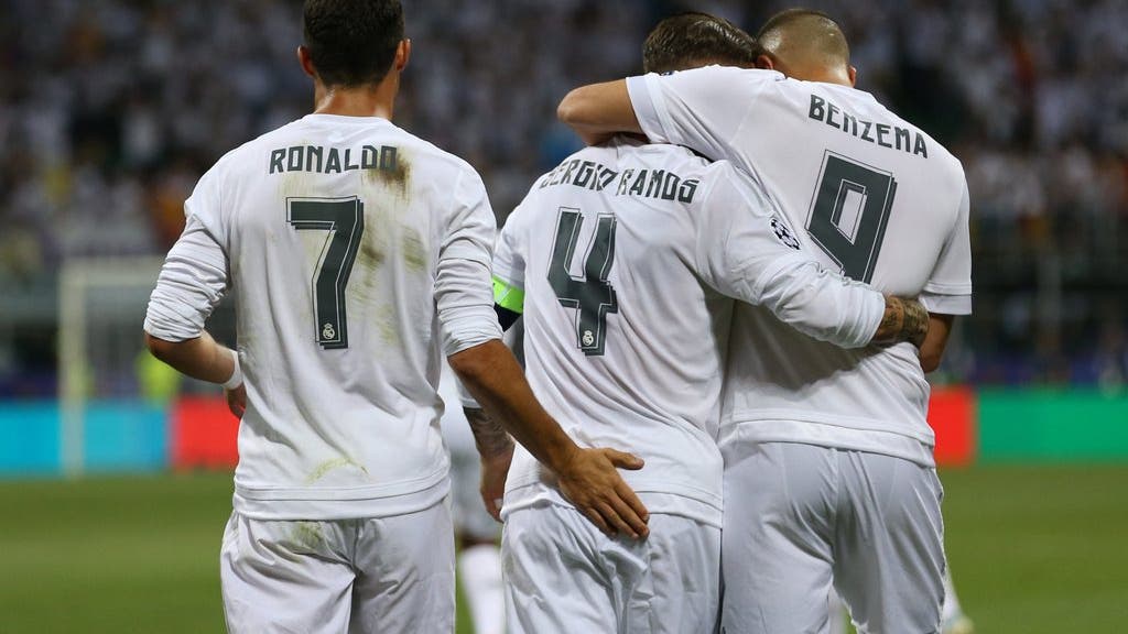 Cristiano Ronaldo (links) und Karim Benzema (rechts) beglückwünschen den Torschützen.