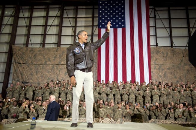 Mai 2014: Besuch bei den US-Truppen in Afghanistan. Obama hält eine Rede, zuvor trat Country-Sänger Brad Paisley auf.