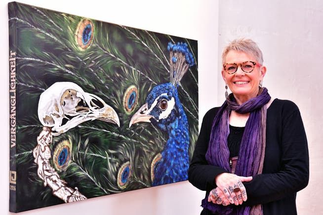 Jeanette Lerch vor ihrem Werk «Vergänglichkeit».
