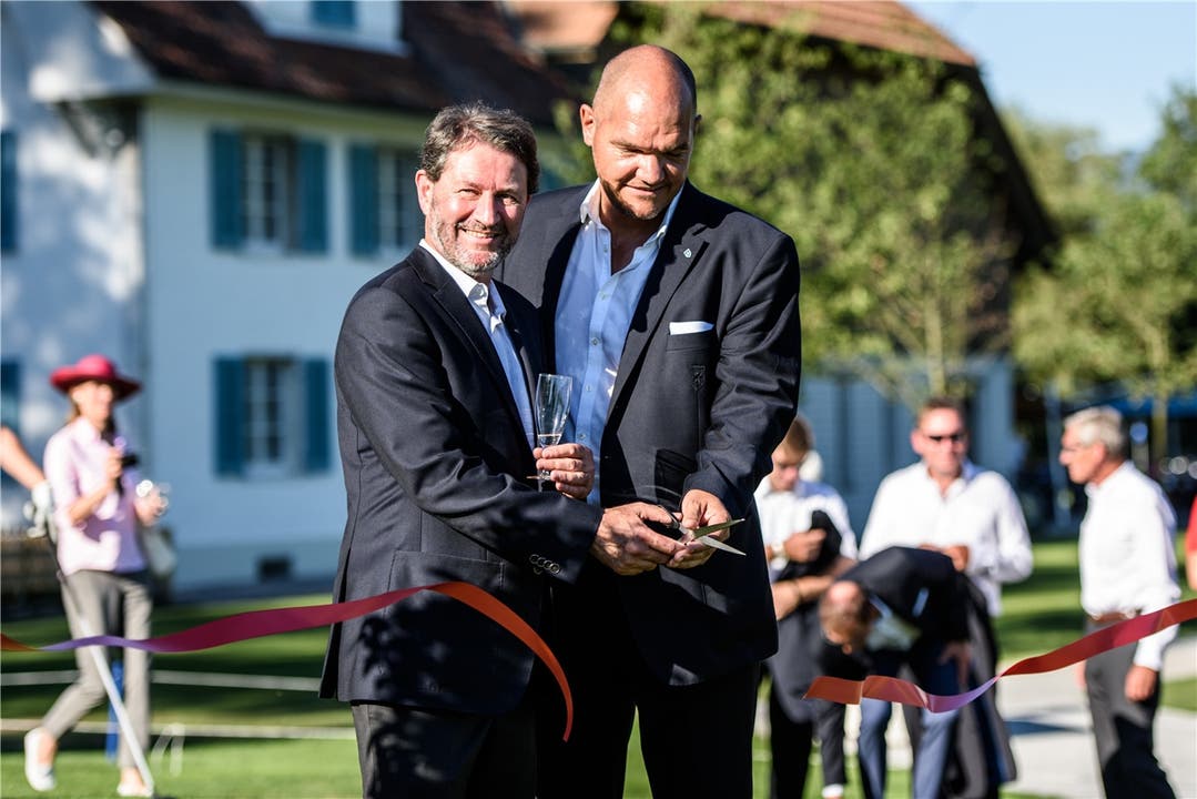 V. l. Dr. Urs Kaiser, Präsident Verwaltungsrat Wylihof, und René Misteli, Präsident Golfclub Wylihof, zerschneiden das Band.
