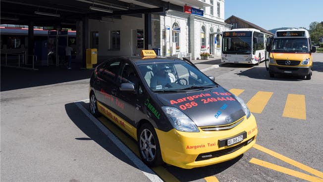 Warten auf Kundschaft (hier am Bahnhof in Bad Zurzach): Mit den Billig-Tarifen können die Schweizer Taxi-Unternehmen gegen die deutsche Konkurrenz nicht mithalten. Alex Spichale