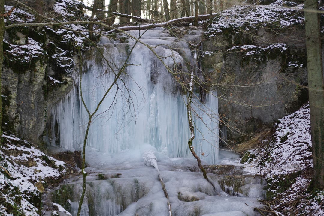 undefined Gefrorener Wasserfall im Sagemülital bei Linn