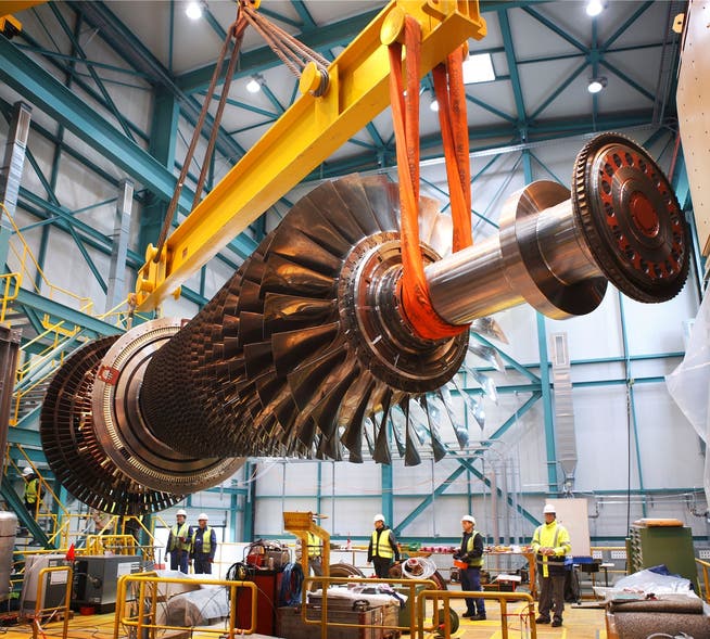 Ein moderner Gasturbinenrotor schwebt im Alstom-Werk Birr über die Köpfe der Mitarbeiter.Alstom