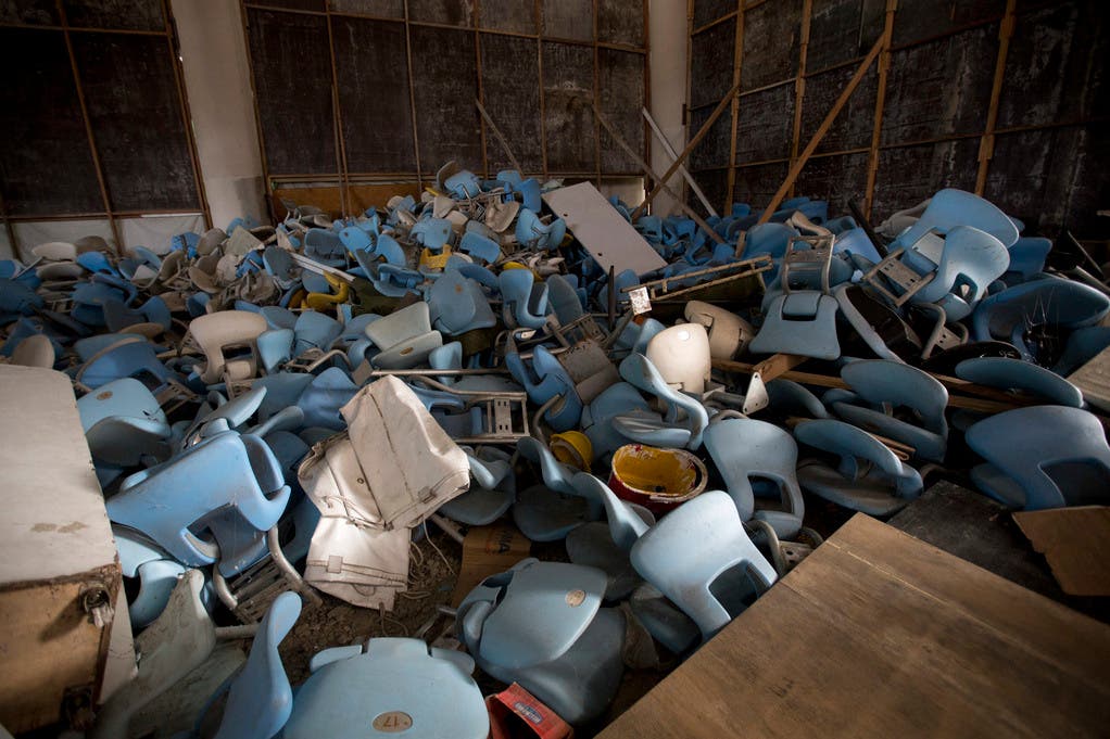  Es wurde nicht nur geplündert, sondern auch einfach Vandalismus betrieben. Hier wurden Sitze aus dem historischen Maracana gerissen und auf einen Haufen geworfen. Die Schäden an der Tribüne wurden mittlerweile von einem Fussballklub aus der höchsten brasilianischen Liga in Eigenregie repariert.