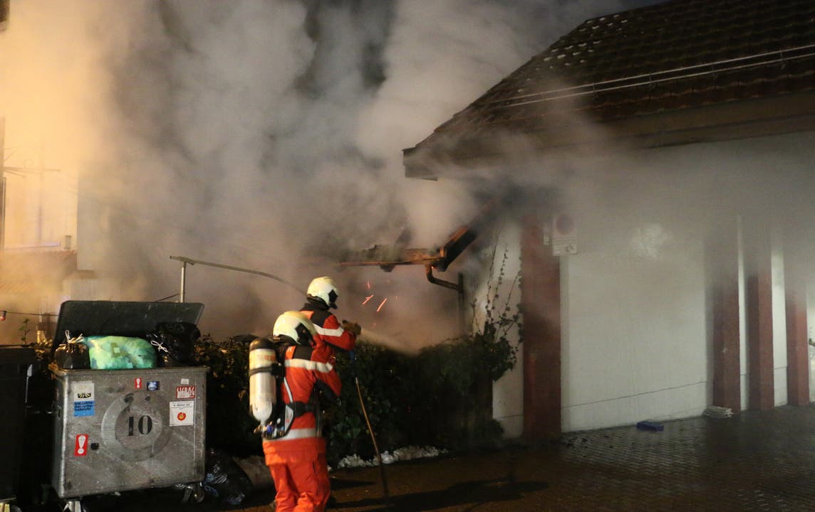 Bülach (ZH), 12. Januar 2017 Ein Brandstifter legte in einem Restaurant in Bülach Feuer. Dabei entstand ein Sachschaden in Höhe von rund 100'000 Franken. Verletzt wurde niemand.