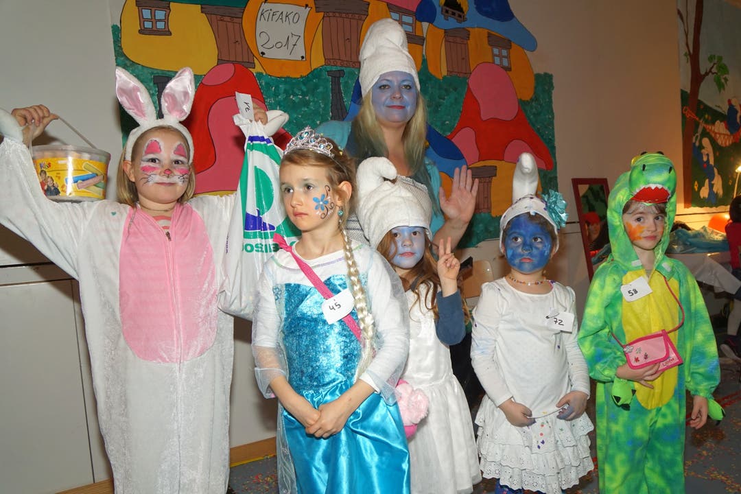 Kinderfasnacht Die Siegerinnen des Kostümwettbewerbs.