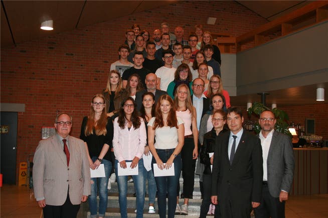 Die 26 JungbürgerInnen mit Alt-Bundesrat Samuel Schmid, Stapi François Scheidegger sowie Vertretern der Parteien, des Gemeinderates und der Bürgergemeinde.