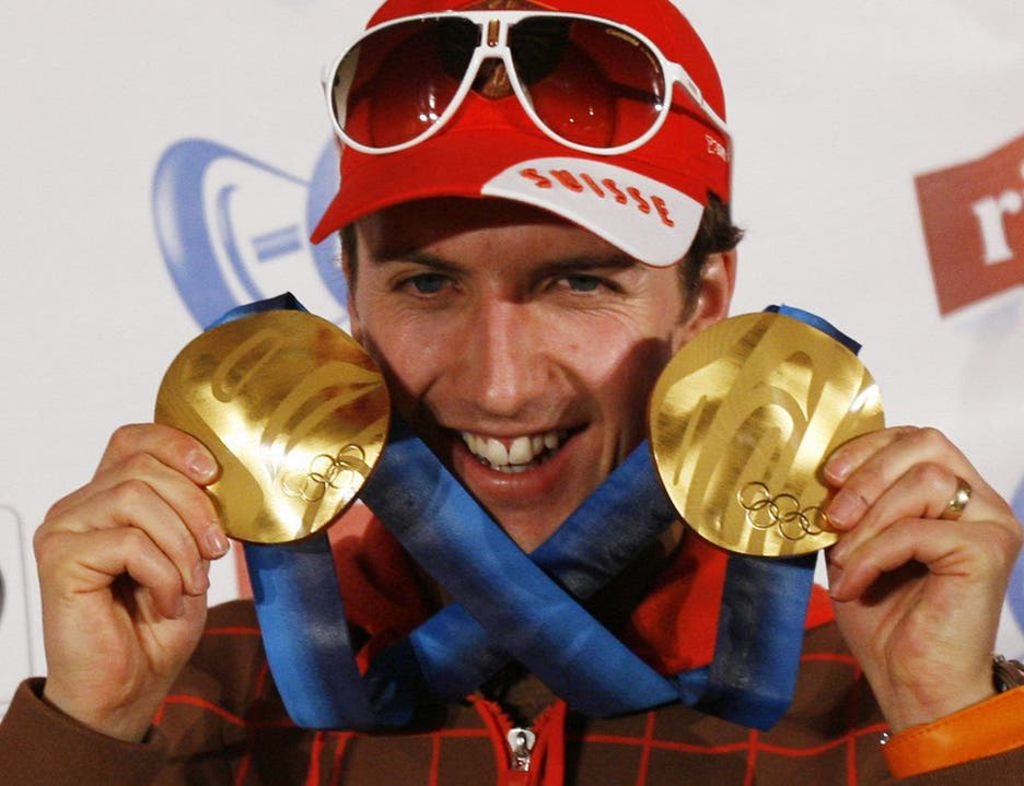 Simon Ammann mit den beiden Goldmedaillen von den Olympischen Spielen in Vancouver 2010
