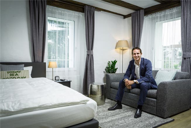 FCA-Captain und Neo-Geschäftsmann Sandro Burki posiert in einem der zwölf Zimmer seiner «Marco Polo Business Apartments» in Wohlen.Chris Iseli