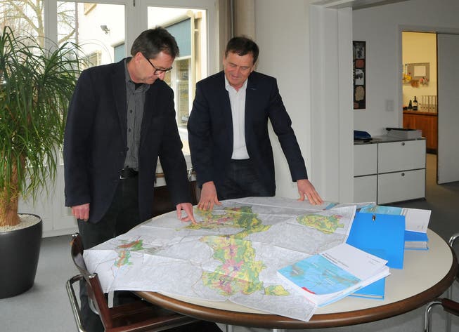 Rolf Glünkin, Leiter der Richtplanung, und Bernard Staub, Leiter des Amts für Raumplanung, präsentieren den revidierten Richtplan.