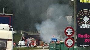 Aus dem Gotthard-Tunnel quillt Rauch
