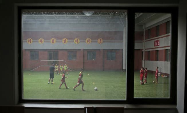 Nein, das ist keine Militärkaserne, sondern der Blick ins Innere der hochmodernen Fussball-Akademie in der nordkoreanischen Hauptstadt Pjöngjang. Foto: Keystone