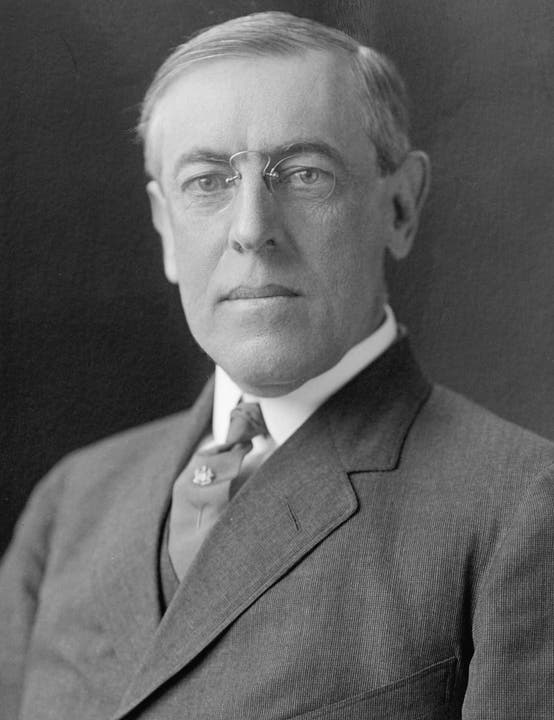 Woodrow Wilson (1913-1921) Er bemüht sich zuerst um eine neutrale Position im Ersten Weltkrieg, die erst nach Ankündigung des U-Boot-Kriegs zugunsten des Kriegseintritts auf Seiten der Entente (Russland, Frankreich, Grossbritannien) aufgibt. Auch Wilson wird mit dem Friedensnobelpreis ausgezeichnet. Er bemüht sich um den Völkerbund.