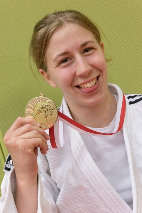 Gisela Löffel mit der Goldmedaille