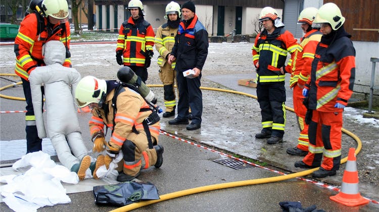 Mit Zahnpasta den Ernstfall proben - Feuerwehroffiziere am Weiterbildungskurs