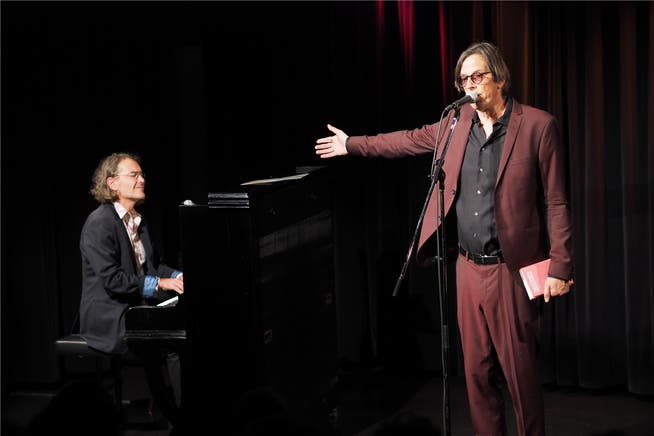 Der Pianist Christian Brantschen (links) und der Mundartautor Pedro Lenz beim Auftritt im Theaterstudio Olten. Bruno Kissling