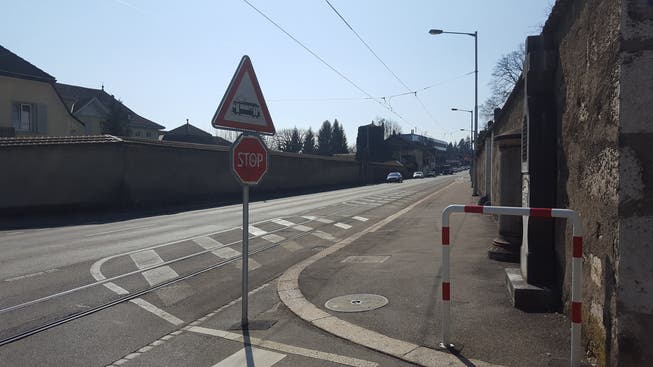 Die enge Baselstrasse soll bald mit einer Mischverkehrlösung sicherer gemacht werden.