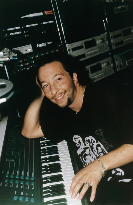 1997 mit einem Synthesizer im Studio. Ein Promo-Bild für das «Live»-Magazin.