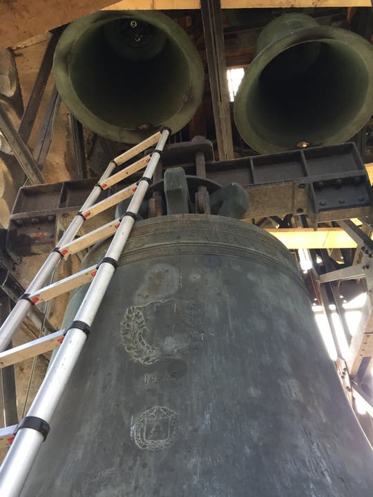 Damit der Glockenstuhl saniert werden kann, werden die Glocken abgehängt und an provisorischen Stahlträgern befestigt. Danach wird der Glockestuhl zerlegt und ins Firmengebäude der H. Rüetschi AG nach Aarau gebracht.