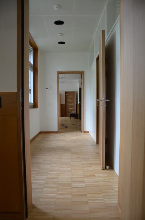 Umbau Stiftung Faro Blick in den Korridor, der vom Time-out-Raum (rechts) ins Aufenthaltszimmer führt.
