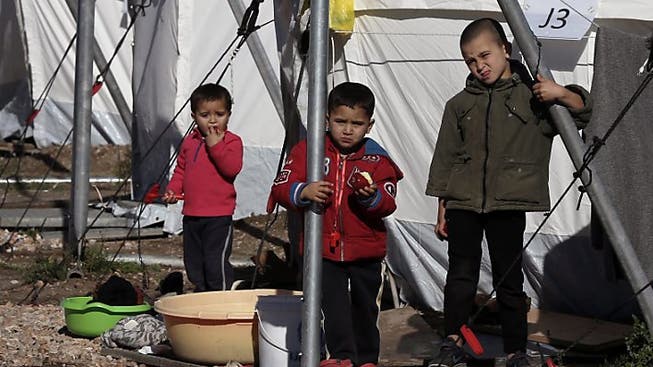 Flüchtlingskinder in einem Flüchtlingslager in Griechenland. Der Kanton Aargau spendet 25'000 Franken nach Serbien. (Symbolbild)