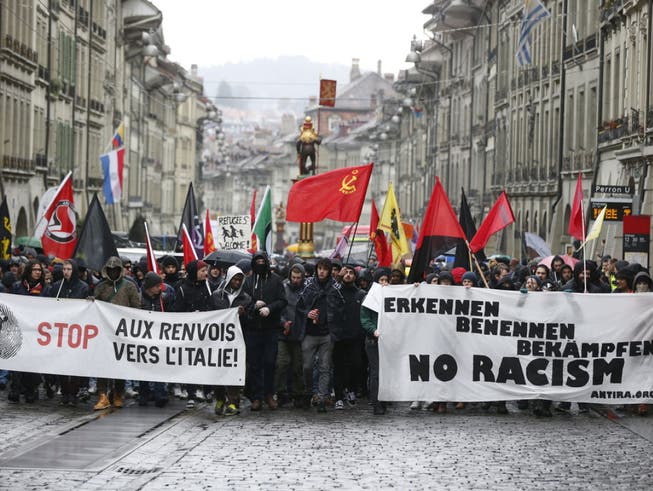 Gegen Rassismus, Kapitalismus und Ausschaffungen: Teilnehmer der Berner Antirassismus-Demo beim Umzug durch die Altstadt.