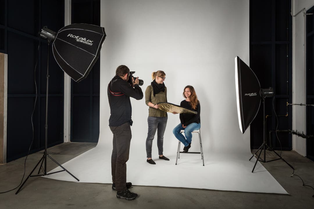 Die Fotografen Chris Iseli (mit Kamera), Sarina Tschudin (stehend) und Kaja Azzati (sitzend) haben ihr «Fotostudio Konterfei» eingerichtet.