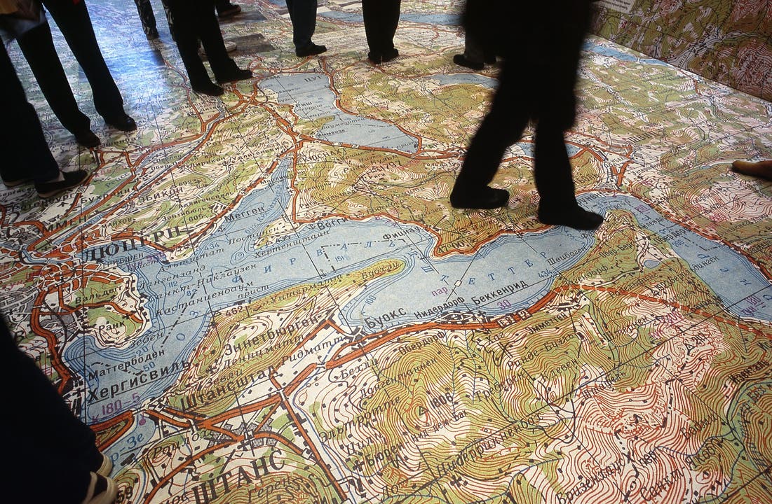 Ausstellung «Territoire imaginaire» an der Expo.02 in Biel: Besucher spazieren über eine Schweizer Landkarte mit fremden Ortsbezeichnungen.