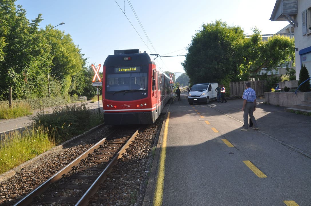 6.Juni 2014: Ein Lieferwagen übersieht in Feldbrunnen den Zug, beim Überqueren der Gleise kommts zur Kollision