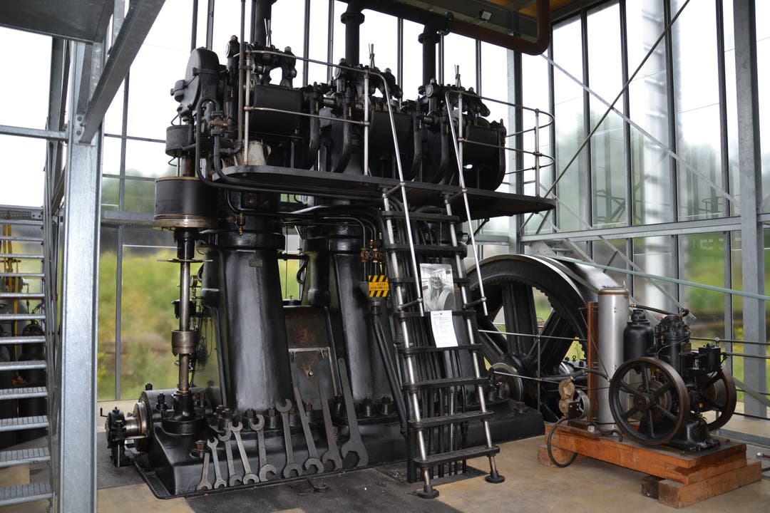 Rund um die Wasserkraftanlage in Luterbach entstand nach und nach ein Energiemuseum, das die Wanderer besuchten. Dieser Sulzer-Dieselmotor stammt aus dem Jahr 1911 – aus der Pionierzeit des Dieselbaus also.