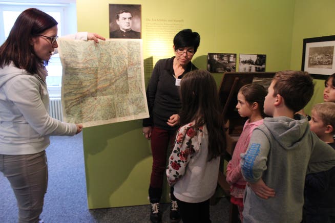 Museumsleiterin Angela Kummer und Vermittlerin Monika Bruder zeigten den Kindern, wie man früher unterrichtete.