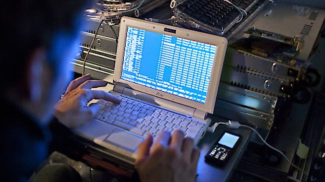 Mit dem neuen Gesetz betreffend die Überwachung des Post- und Fernmeldeverkehrs dürfen etwa Staatstrojaner in Computer eingeschleust werden. (Symbolbild)
