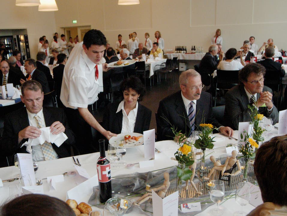 Einweihungsgäste im September 2006 - Doris Leuthard wird bedient, ganz recht Geri Müller