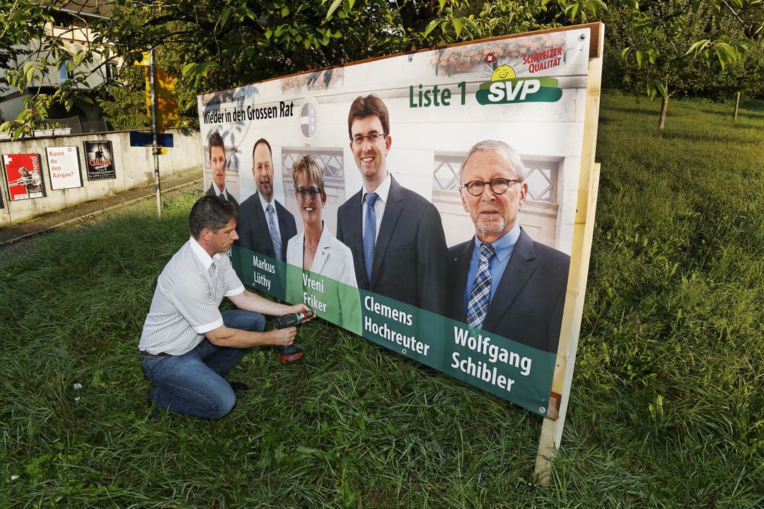 Daniel Wehrli (SVP) beim Anbringen der SVP-Wahlplakate.