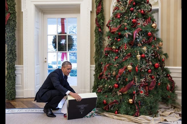 Dezember 2014: Barack Obama öffnet ein Weihnachtsgeschenk.