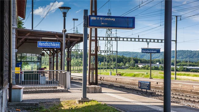 Beim Hendschiker Bahnhof kann die Veloparkanlage ausgebaut werden.
