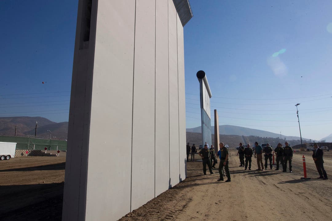 Im kalifornischen San Diego werden acht Prototypen für eine Grenzmauer zu Mexiko aufgestellt.
