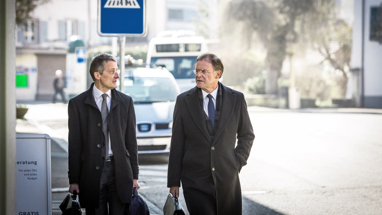 Walter Dubler (rechts) mit seinem Anwalt auf dem Weg zum Bezirksgericht Zurzach.