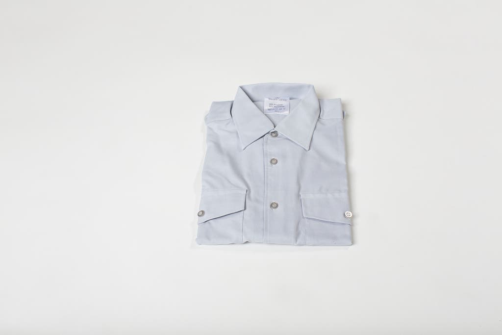 Hemden Für die Lieferung von Hemden und Blusen vergab die Armasuisse jüngst einen Auftrag an die J. Weder-Meier AG in Diepoldsau SG. Wo die Kleidungsstücke produziert werden, ist jedoch nicht bekannt.