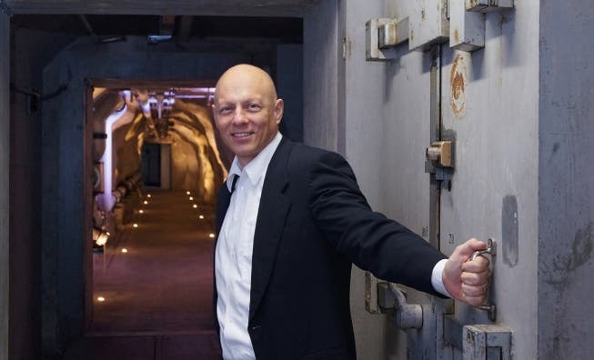 DSwiss-CEO Tobias Christen in den Gängen des unterirdischen Datenzentrums.