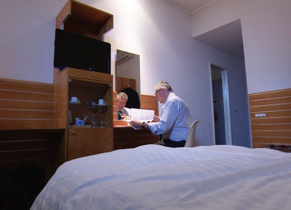Andreas Glarner bei der Nachtarbeit im Hotel.