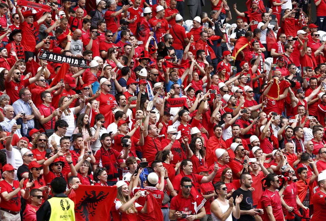 Die albanischen Fans im Stadion sorgen für Stimmung.