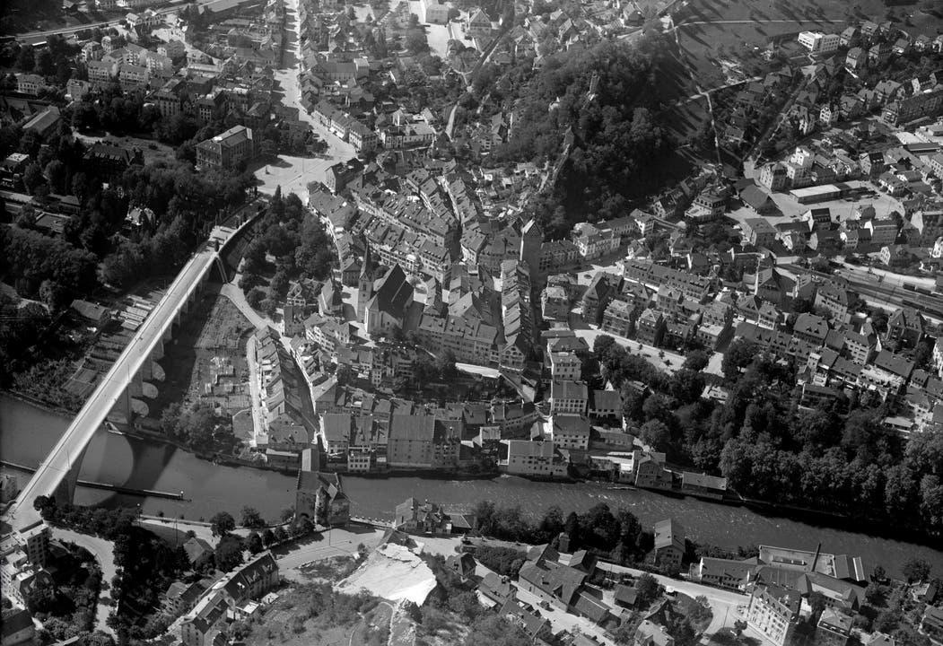 Die Badener Altstadt im Jahr 1945, links im Bild die Hochbrücke, die 1926 eröffnet wurde.