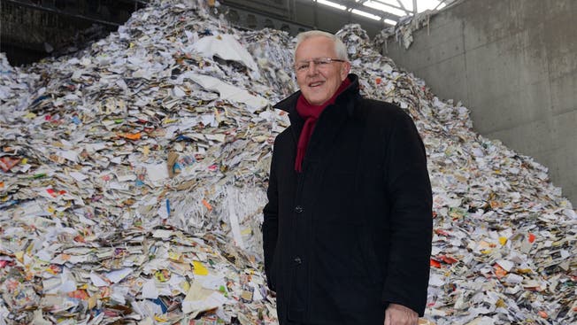 Verwaltungsratspräsident Bernhard Ludwig zeigt, wie die Papierfabrik Utzenstorf die Berge von Altpapier recycelt und Zeitungspapier fertigt.