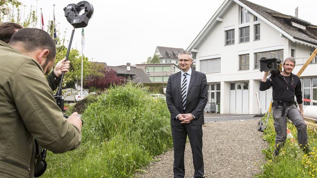 Im Zentrum des Medieninteresses: Oberwil-Lielis Gemeindeammann Andreas Glarner posiert am Tag seines Abstimmungserfolgs für die Kameras.