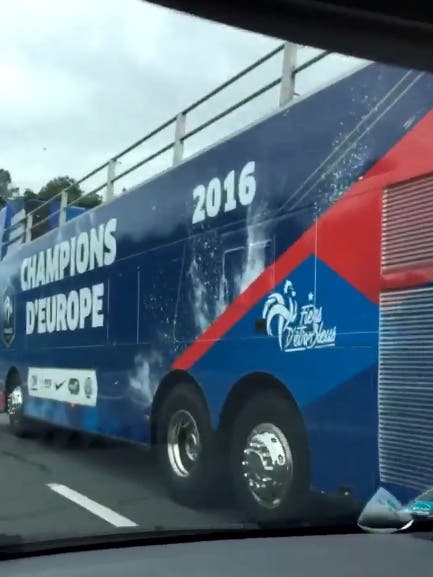 Der Bus «Frankreich – Europameister 2016» fährt schon vor dem Spiel auf den Strassen Frankreichs.
